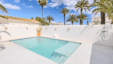 Piscina para relajarse bajo el sol mediterráneo