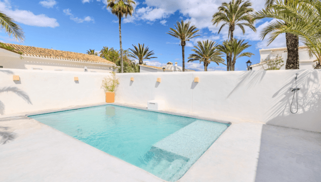 piscina para relajarse bajo el sol mediterraneo