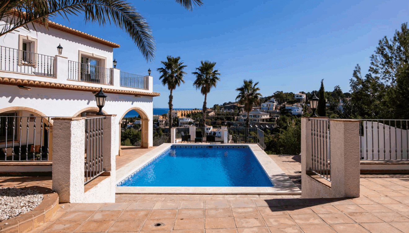 Piscina privada de 12 x 5 metros con zona de césped