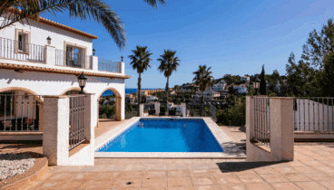 Piscina privada de 12 x 5 metros con zona de césped