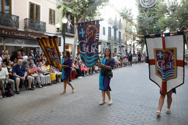 Imagen: Público sentado presenciando el desfile de gala de los Moros y Cristianos de Dénia