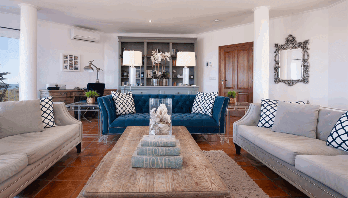 Salón principal con amplios ventanales y acceso a terraza