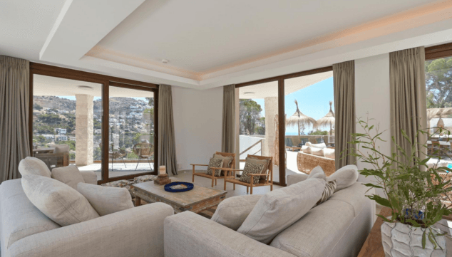salon principal de villa bali con acceso a terraza en altea