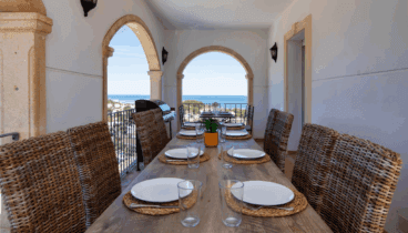Terraza cubierta con mesa de comedor para 12 personas