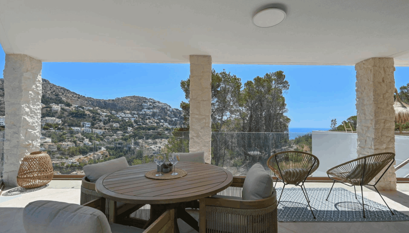 Terraza cubierta con zona de comedor en villa vacacional