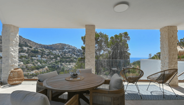 terraza cubierta con zona de comedor en villa vacacional