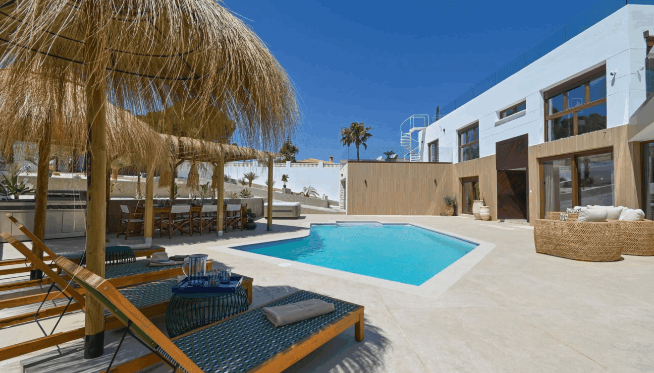 Terraza descubierta con mobiliario exterior en Altea