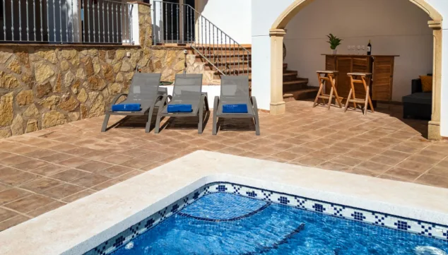 terraza solarium con tumbonas y vistas al mar