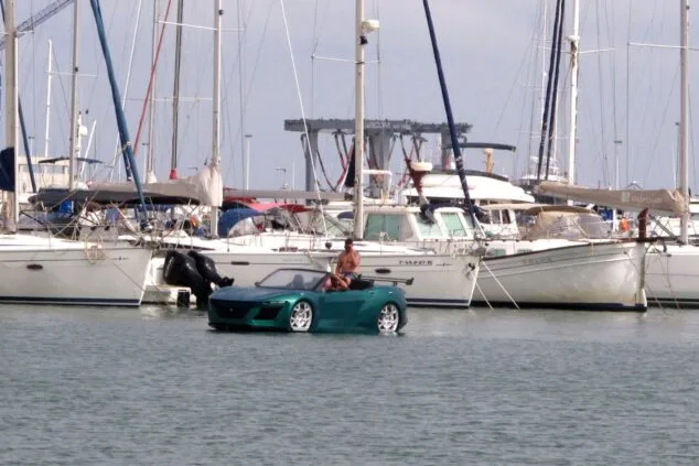 Bild: Ein grüner Sportwagen „segelt“ durch den Hafen von Dénia und macht alle sprachlos.