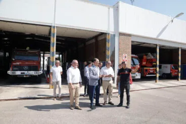 Bezoek van Toni Perez, Avelino Mascarell en Juan Carlos Valderrama aan de brandweer van Denia.