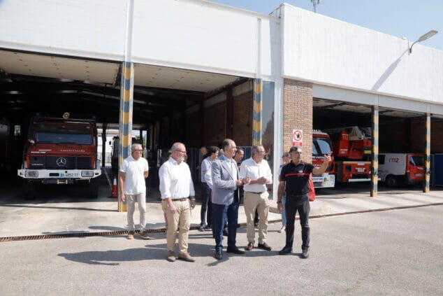 visita de toni perez avelino mascarell y juan carlos valderrama a los bomberos de denia
