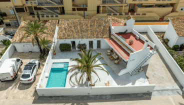 Vista completa del exterior de la villa