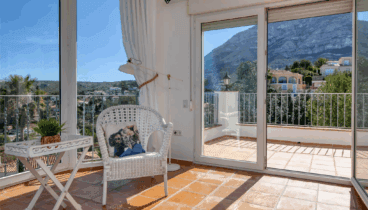 Vistas al mar y al puerto de Denia desde el salón