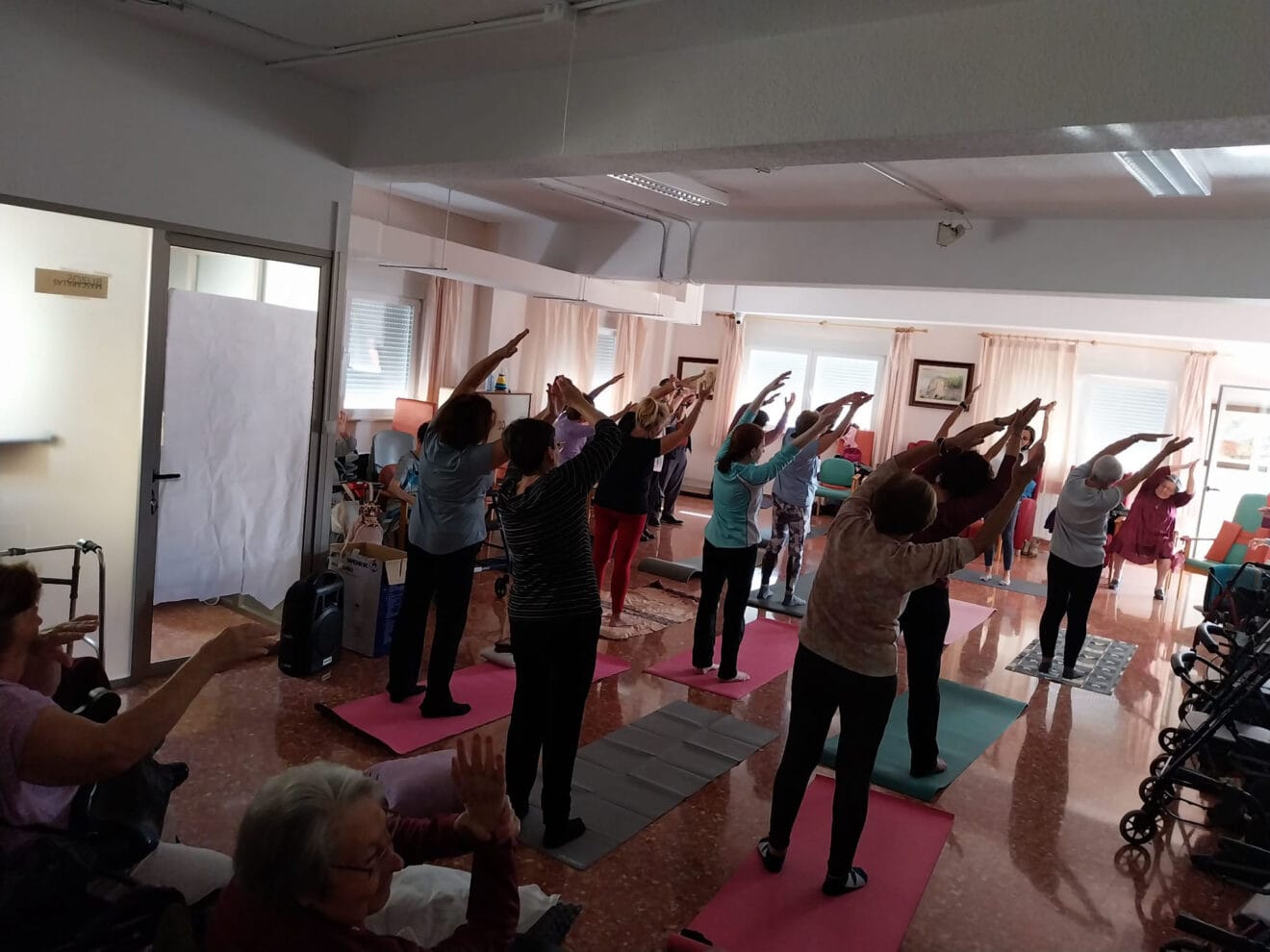 Yoga de las Aulas de la Tercera Edad en la residencia Santa Llúcia
