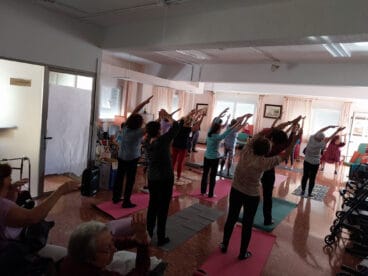 Yoga in den Klassenzimmern der Senioren im Wohnheim Santa Llucia