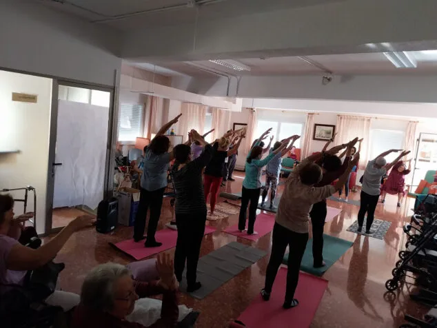 Imagen: Yoga de las Aulas de la Tercera Edad en la residencia Santa Llúcia
