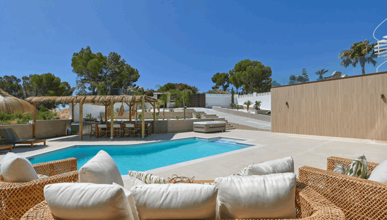 Zona chillout junto a piscina privada en villa de Altea