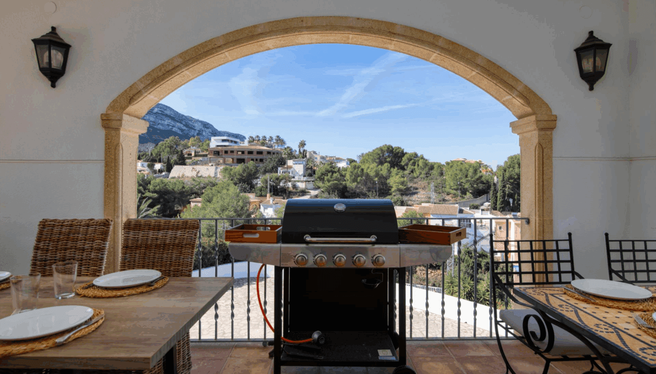 Zona de barbacoa de gas junto a terraza cubierta