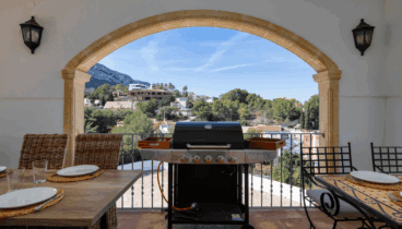 Zona de barbacoa de gas junto a terraza cubierta