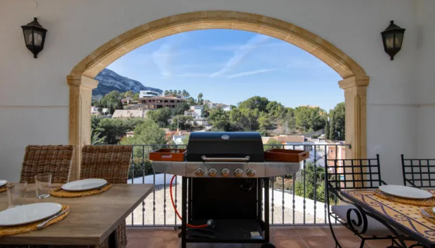 zona de barbacoa de gas junto a terraza cubierta