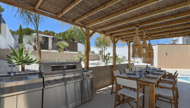zona de barbacoa junto a comedor exterior en villa bali