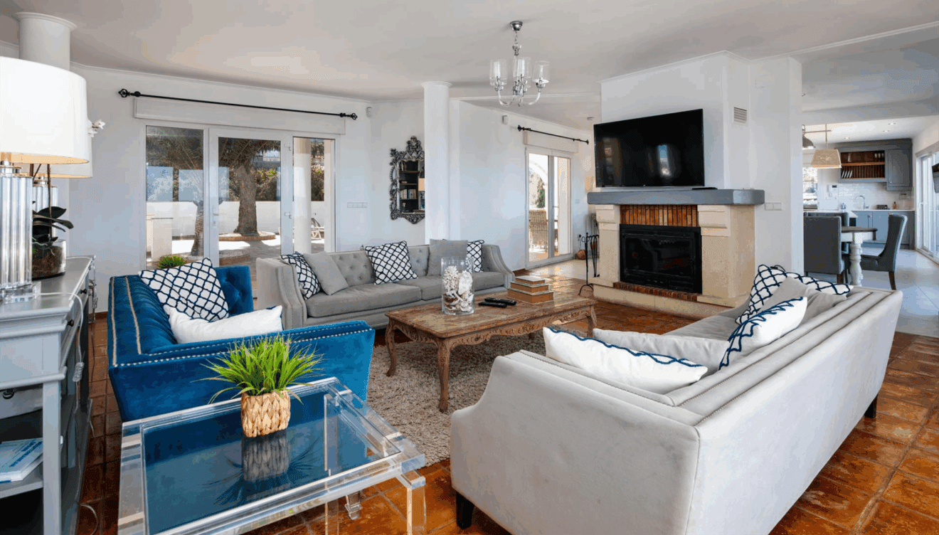 Zona de estar luminosa con televisión y aire acondicionado