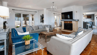 Zona de estar luminosa con televisión y aire acondicionado