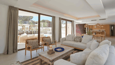 Zona de estar luminosa de Villa Bali con vistas al exterior