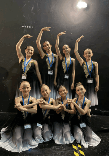 Alumnas de Babylon preparadas para subir al escenario