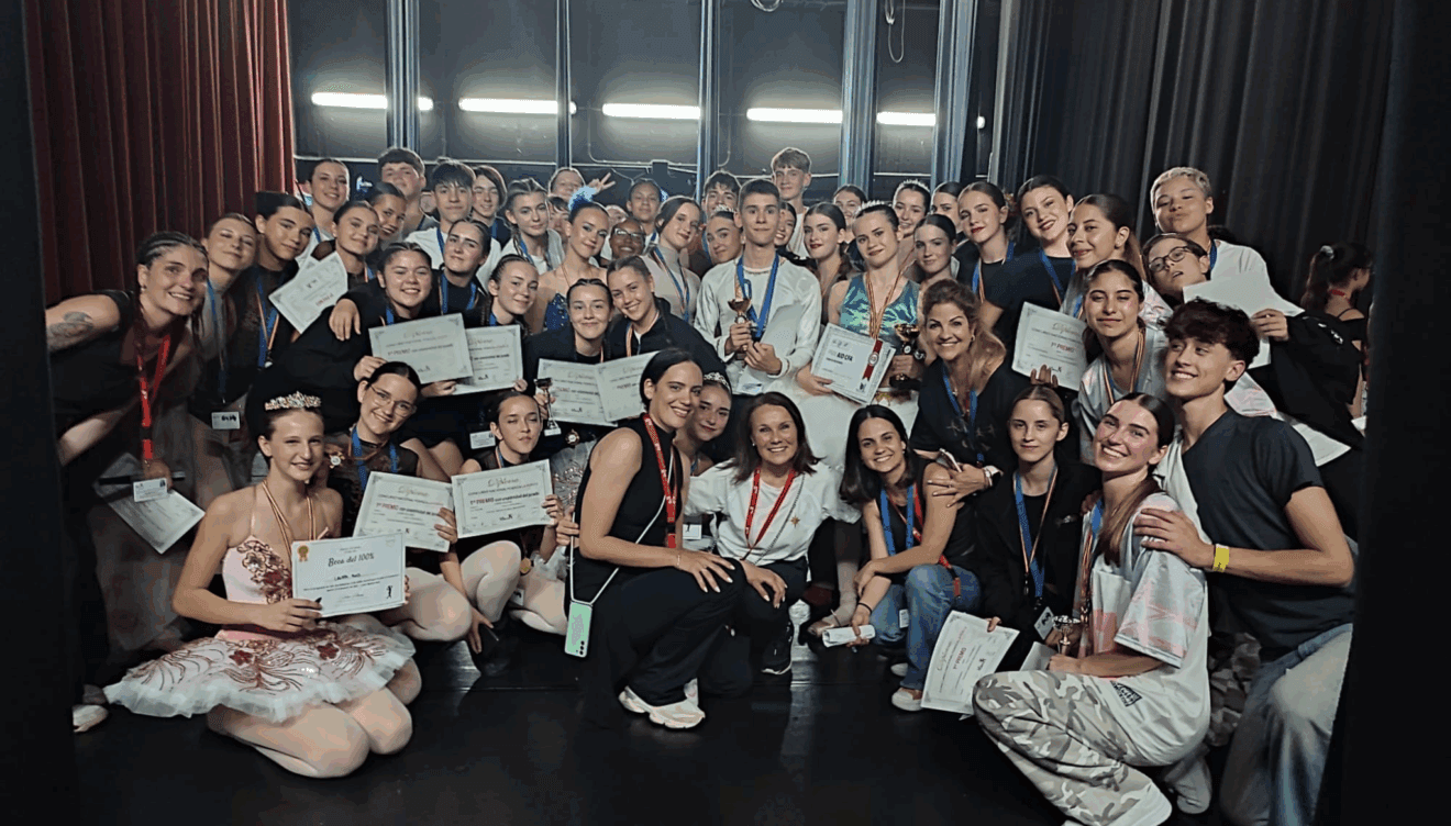 Alumnos y alumnas de Babylon Escuela de Danza durante la gala