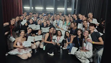 Alumnos y alumnas de Babylon Escuela de Danza durante la gala