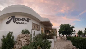 Entspannte Atmosphäre mit Blick aufs Meer im Restaurant Aponent