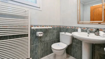 Baño completo con ducha espaciosa y acabados de calidad