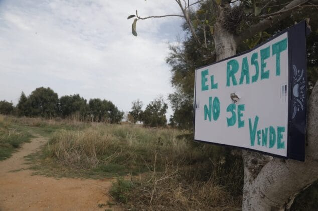 cartel de el raset no se vende mostrando el rechazo vecinal al proyecto de la generalitat