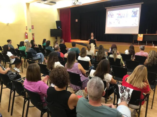 «Educando en el presente» celebra 10 años apoyando a familias en Dénia 1 Imagen: Charla de Educando en el presente