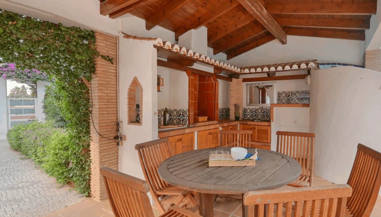Comedor exterior junto a la piscina para veladas al aire libre
