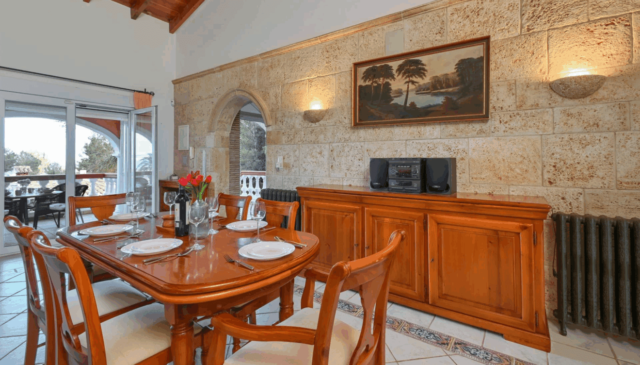 Comedor interior moderno con ambiente elegante
