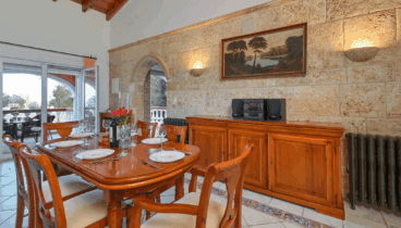 Comedor interior moderno con ambiente elegante