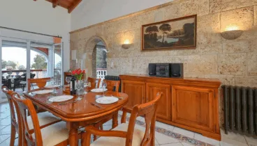 Comedor interior moderno con ambiente elegante