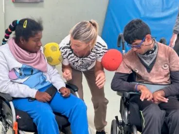 Condenados al bordillo realizando sus actividades
