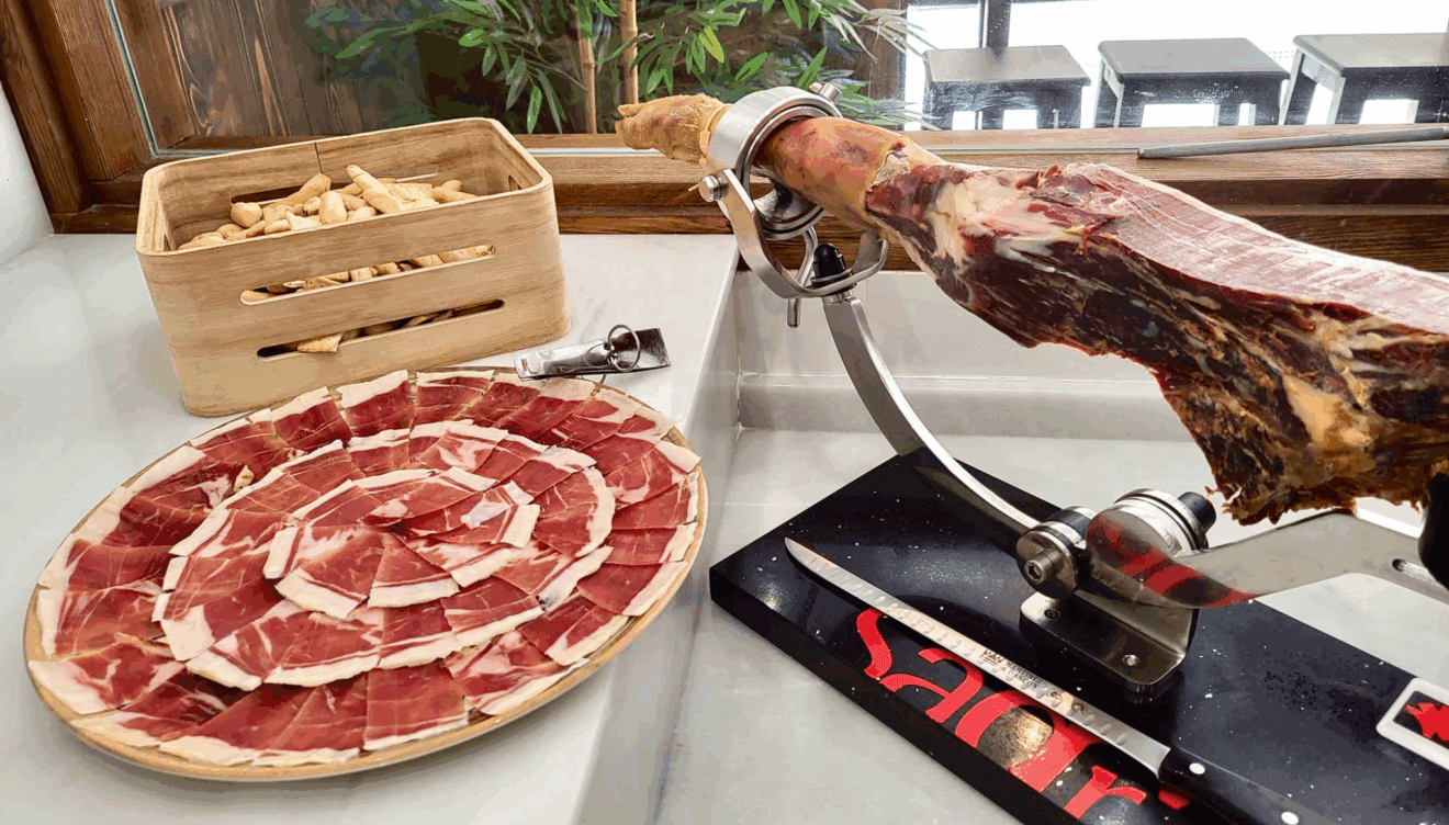 Corte fino, grasa brillante y sabor que no necesita presentación