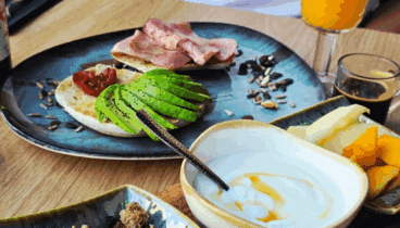 Desayunos, tapas, carnes y vinos para compartir entre amigos