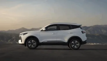 Diseño exterior del EBRO S400 con carrocería robusta y estilo aerodinámico