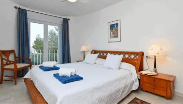 Dormitorio con camas individuales y armario amplio