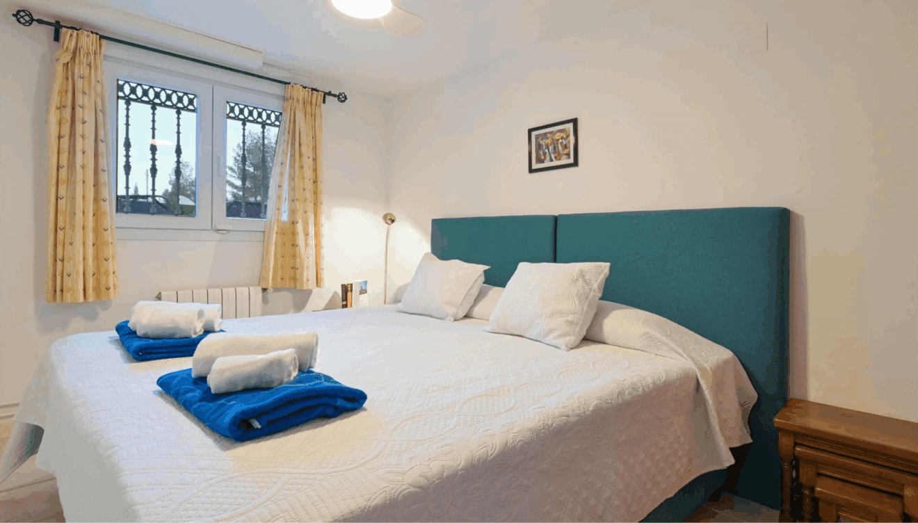 Dormitorio principal con vistas despejadas y baño en suite