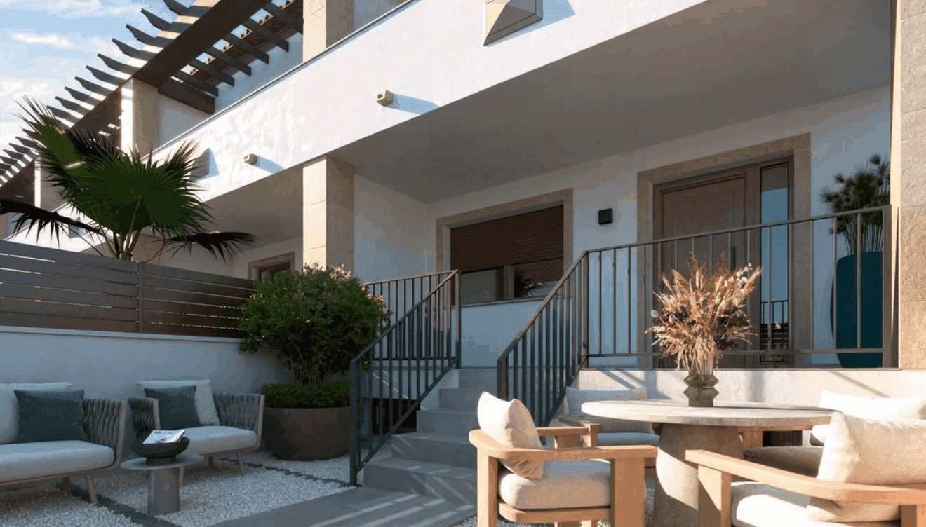 Entrada principal de la urbanización rodeada de tranquilidad mediterránea