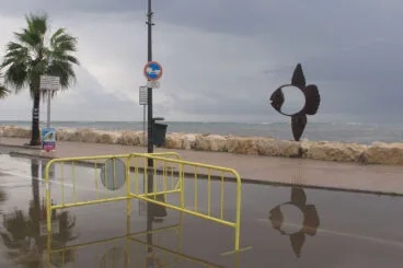 escollera anegada por las lluvias