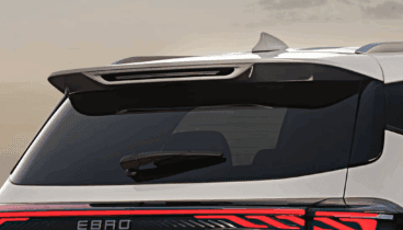 Faros LED del EBRO S400 con tecnología avanzada y diseño estilizado