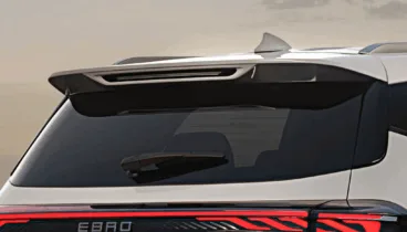 Faros LED del EBRO S400 con tecnología avanzada y diseño estilizado