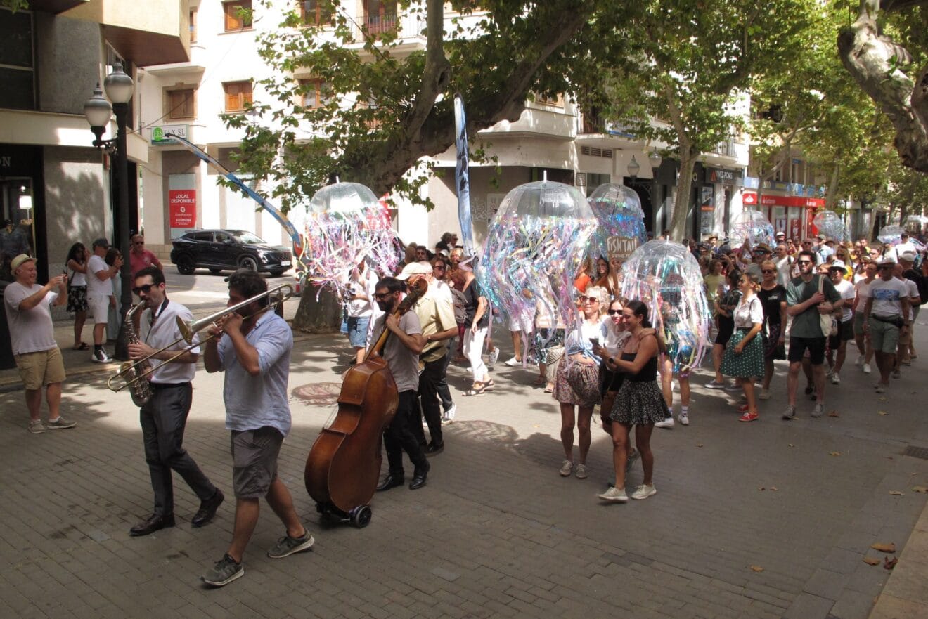 Desfile en Dénia del Fishtail Swing Festival